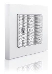 Weißes, an der Wand montiertes Bedienfeld für Jalousien mit Auf-/Ab-Pfeilen und Stopptaste.