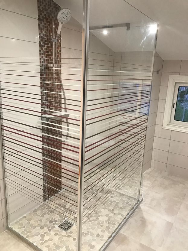 Salle de bains avec meuble en bois et deux vasques