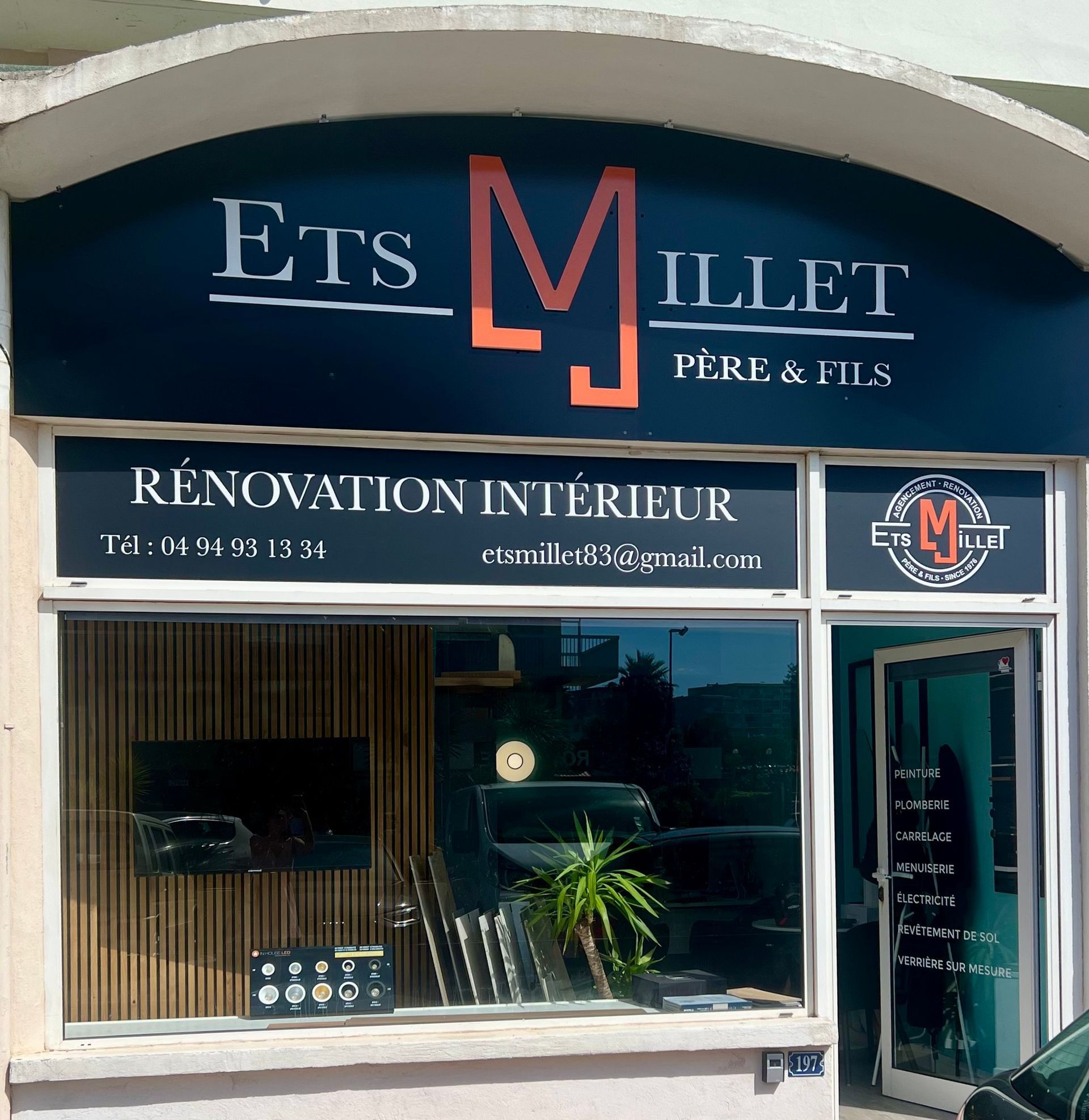 Devanture du magasin de l'entreprise