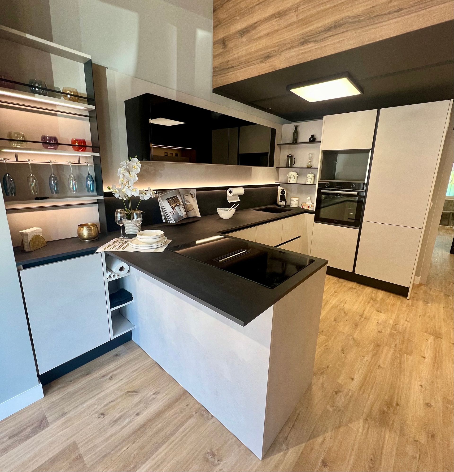 Cuisine aux placards blancs et plan de travail noir