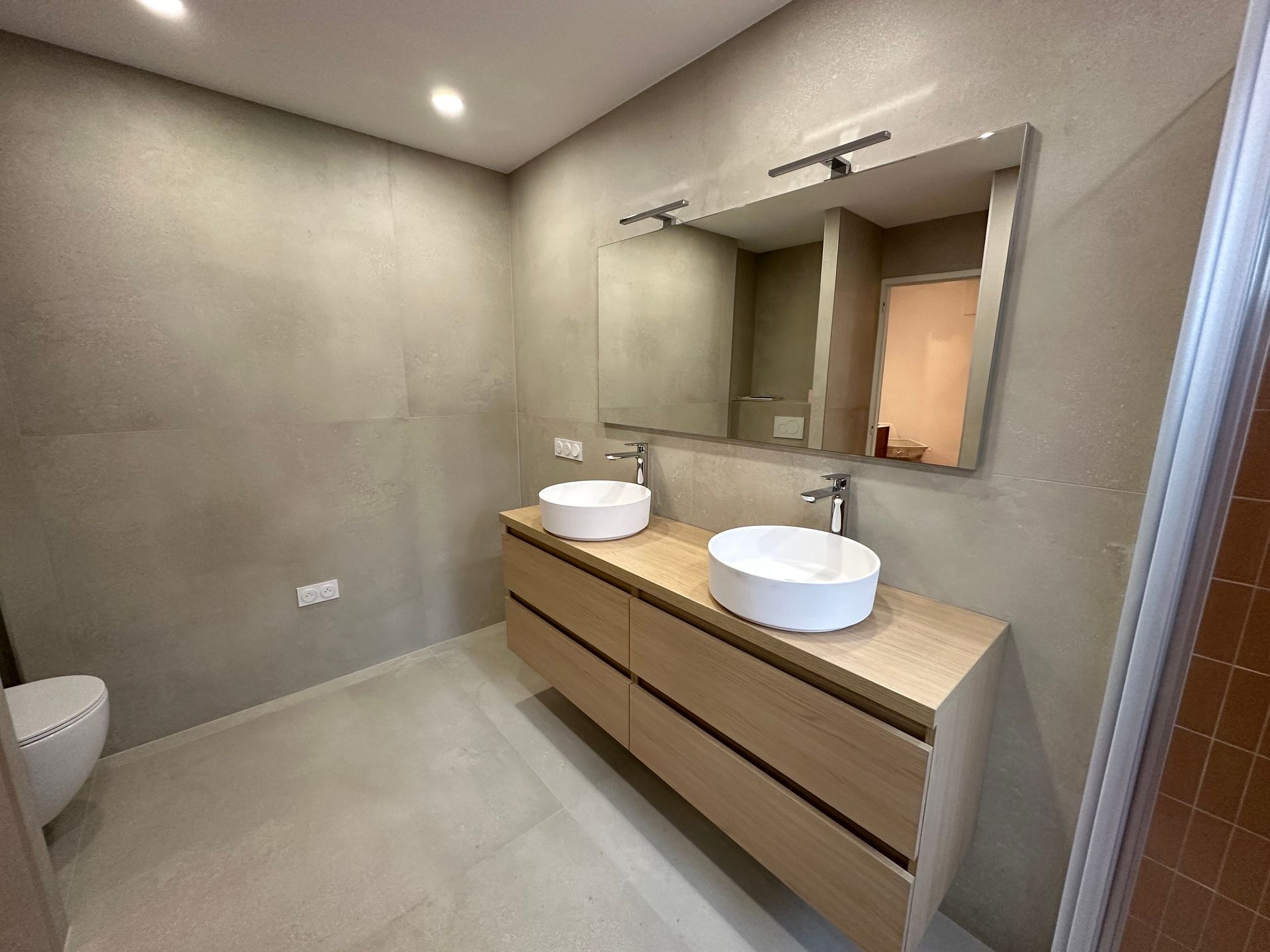 Salle de bains avec baignoire