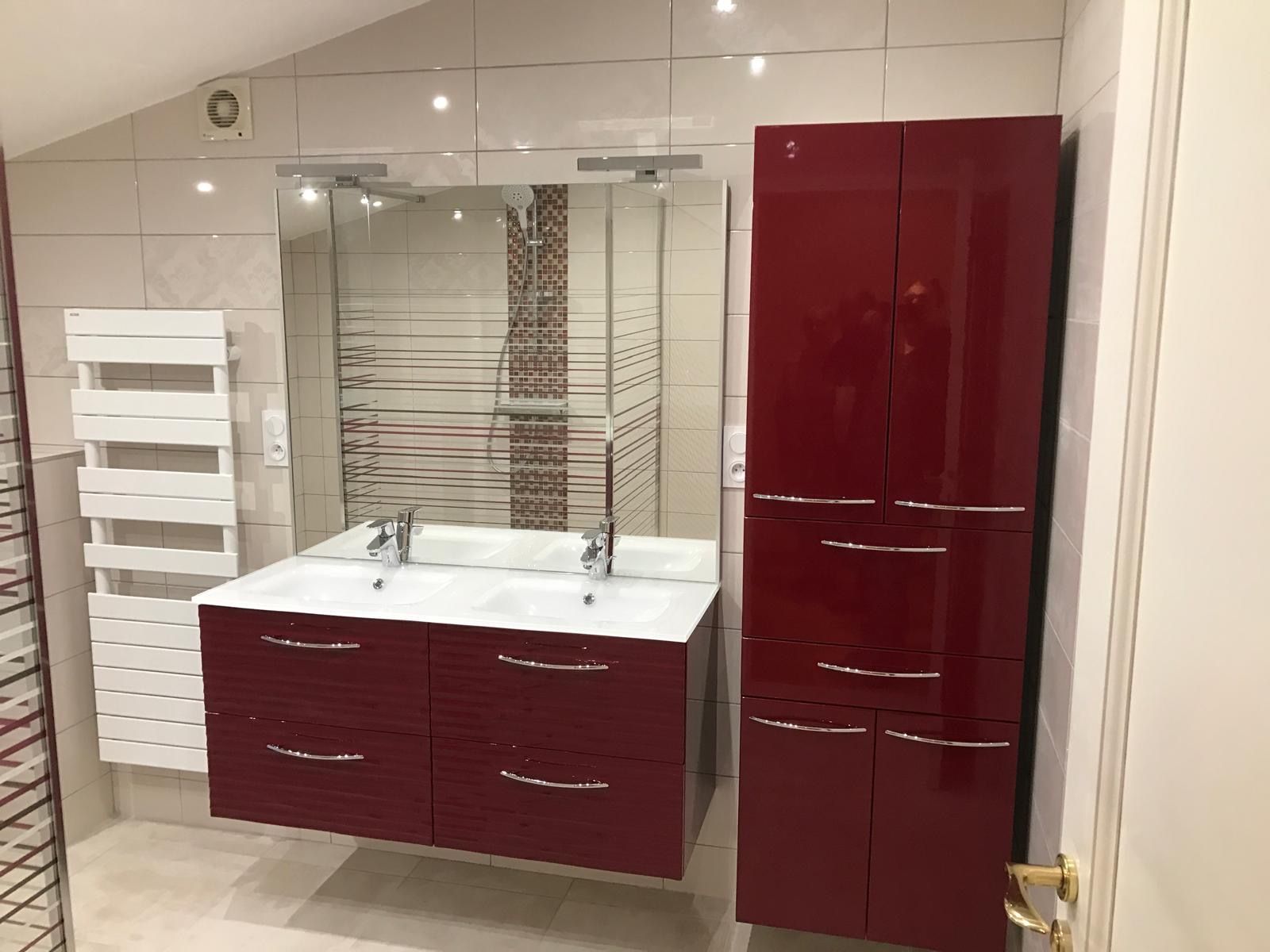 Salle de bains avec baignoire