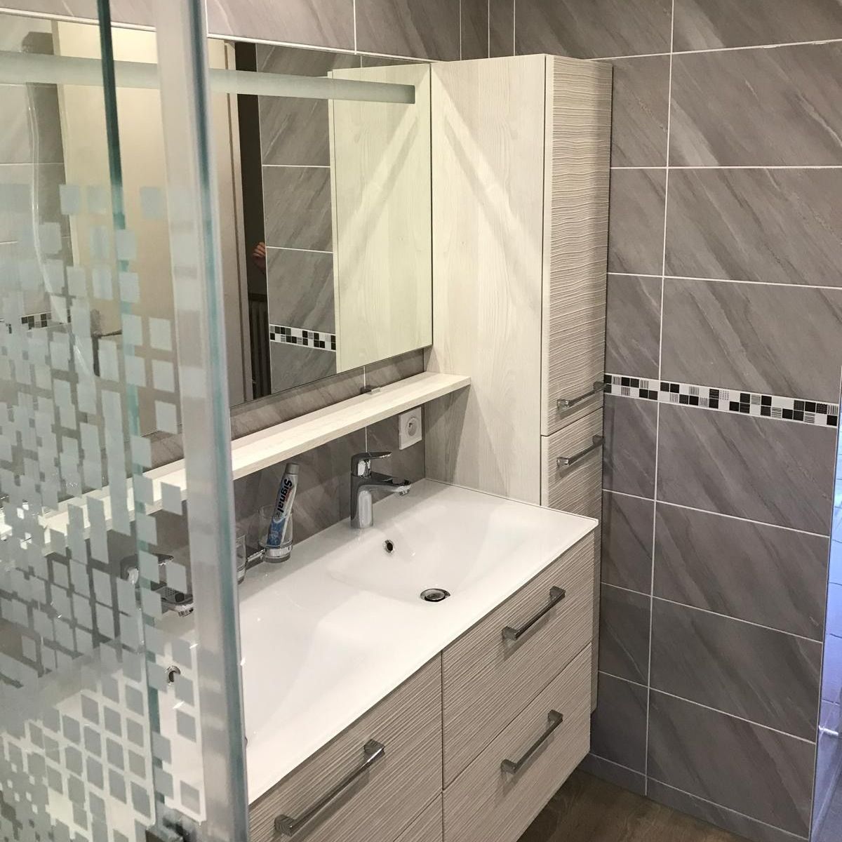 Salle de bains avec douche à l'italienne