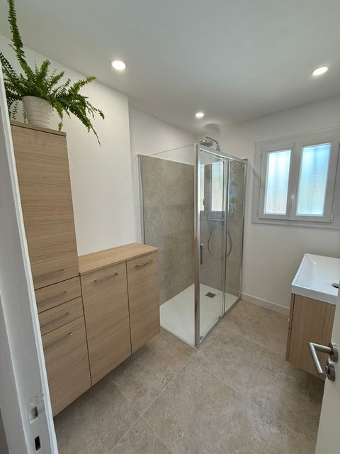 Salle de bains avec douche à l'italienne