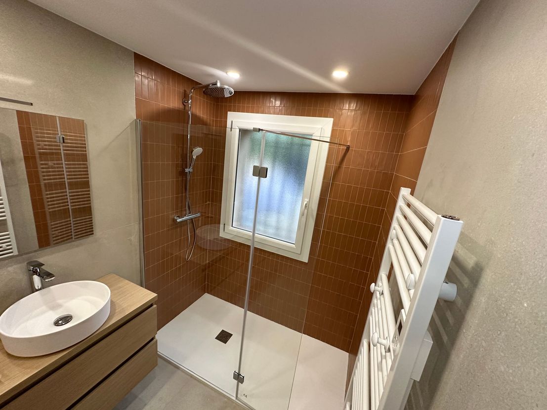 Salle de bains avec meuble en bois et deux vasques