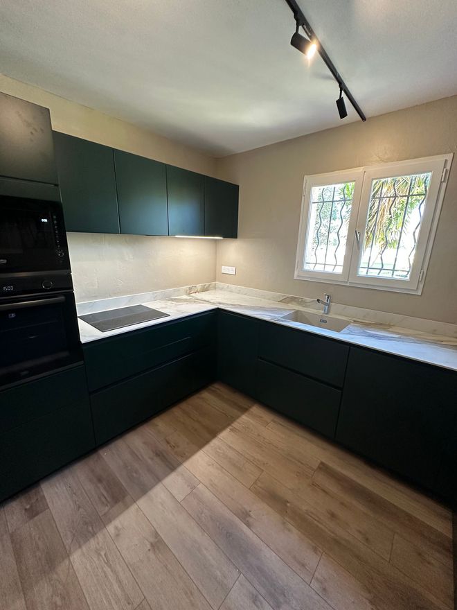 Cuisine noire en angle