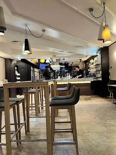 Un restaurante con muchas mesas y sillas