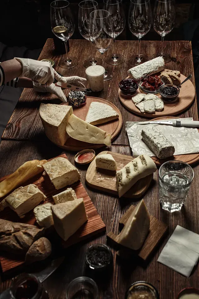 Hay muchos tipos diferentes de queso en la mesa.