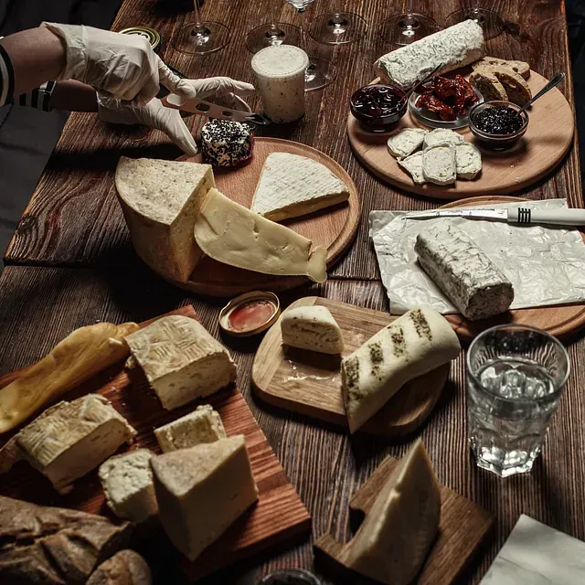 Hay muchos tipos diferentes de queso en la mesa.
