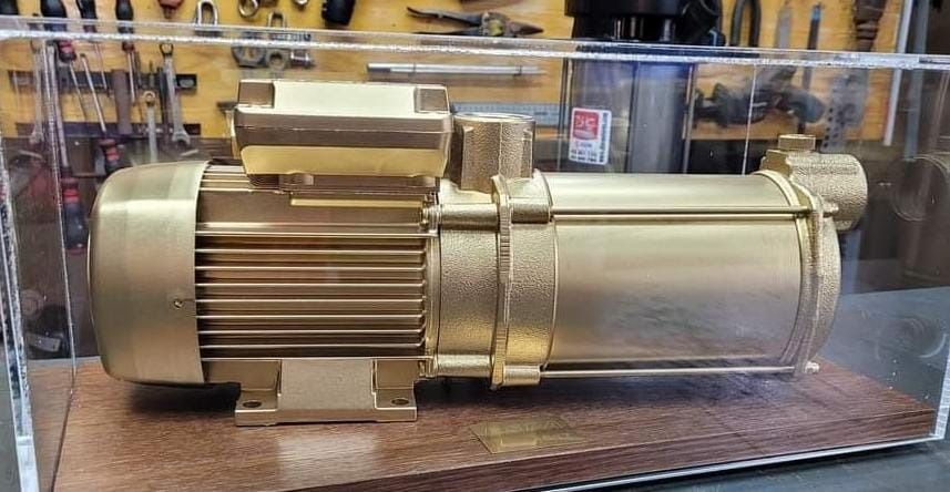 Un modelo de un motor en una caja transparente.