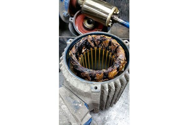Un primer plano de un motor con mucho óxido.