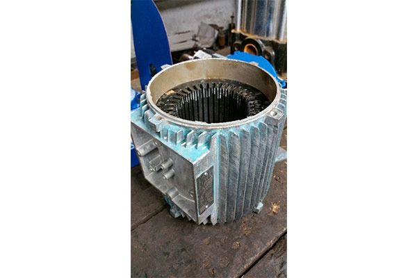 El interior de un motor eléctrico está sentado sobre una mesa de madera.