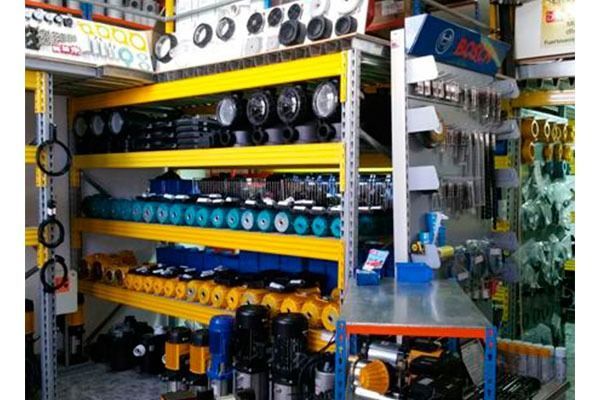 Una tienda llena de muchas herramientas y estantes.
