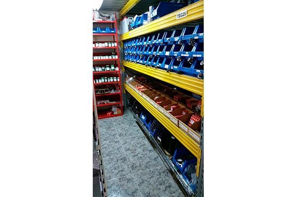 Un almacén lleno de estantes llenos de muchos tipos diferentes de herramientas.