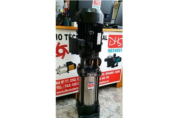 Una bomba de agua está situada delante de un mostrador en una tienda.