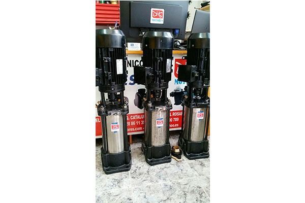 Tres bombas de agua están colocadas una al lado de la otra sobre una mesa.