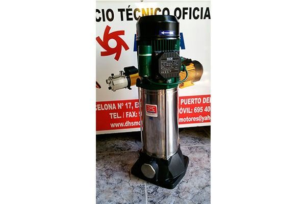 Una bomba de acero inoxidable está frente a un cartel que dice cio tecnico oficina