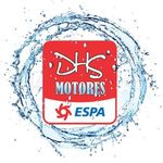Un logotipo de dhs motores está rodeado de salpicaduras de agua.