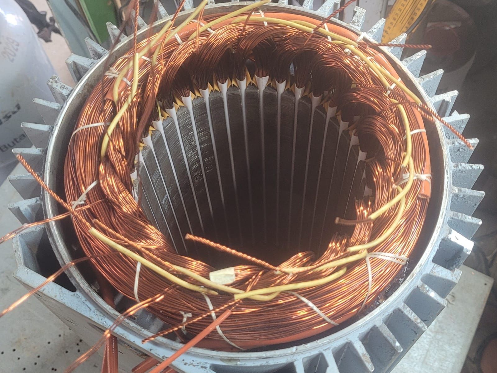 Un primer plano de una bobina de alambre de cobre en una máquina.