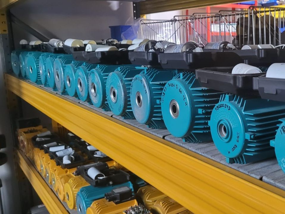 Una fila de motores están alineados en un estante