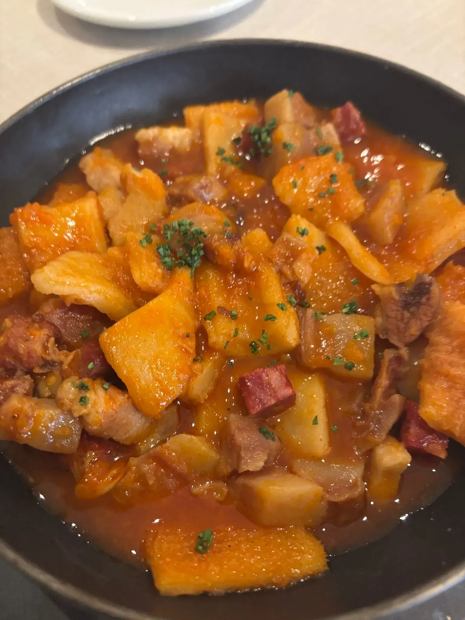 Un primer plano de un plato de comida sobre una mesa.
