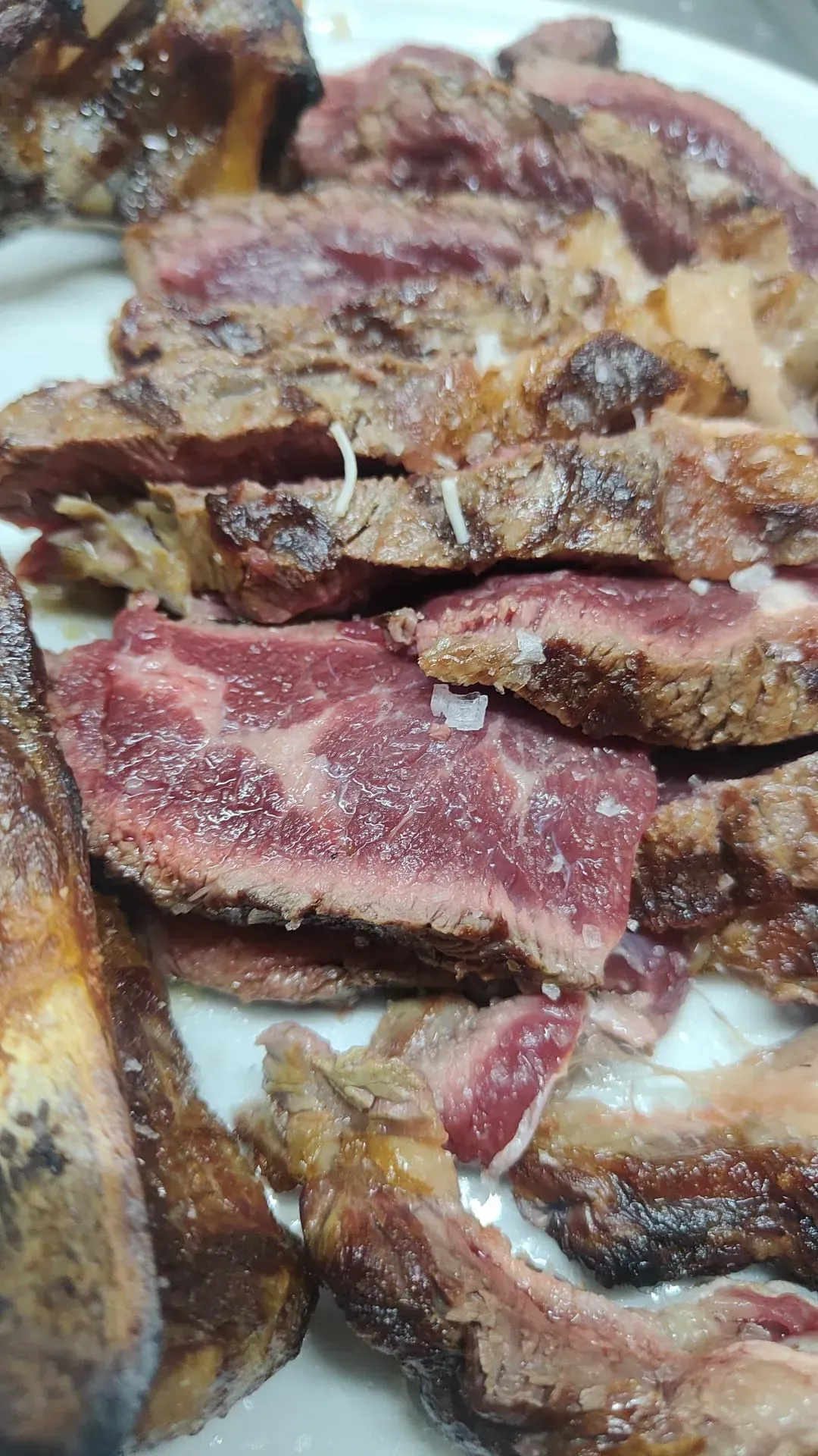 Un primer plano de un plato de carne sobre una mesa.