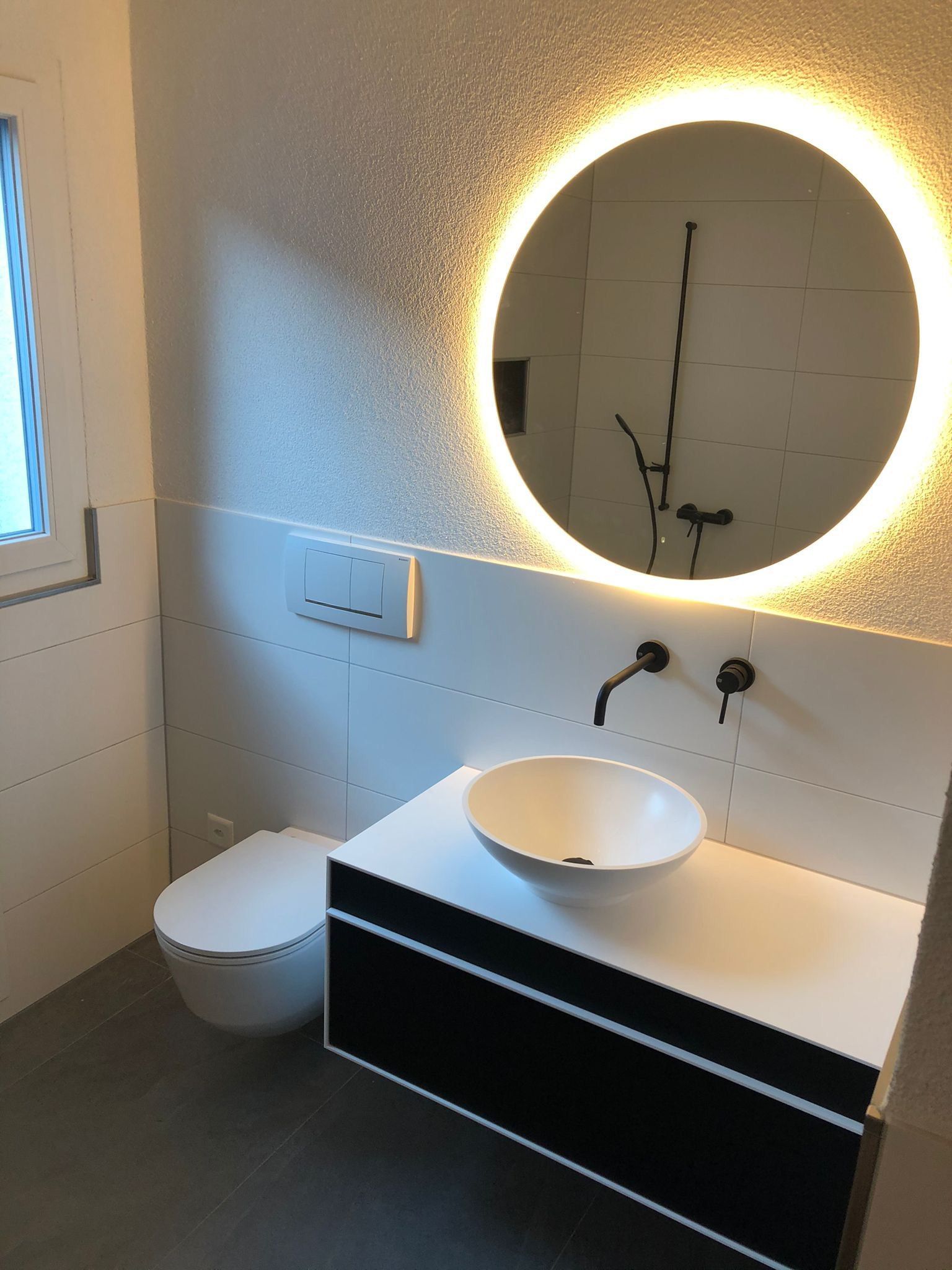 Waschtisch, Waschbecken und runder Spiegel