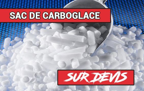 Tas de carboglace avec petite pelle plongée dedans et message blanc en cadre rouge