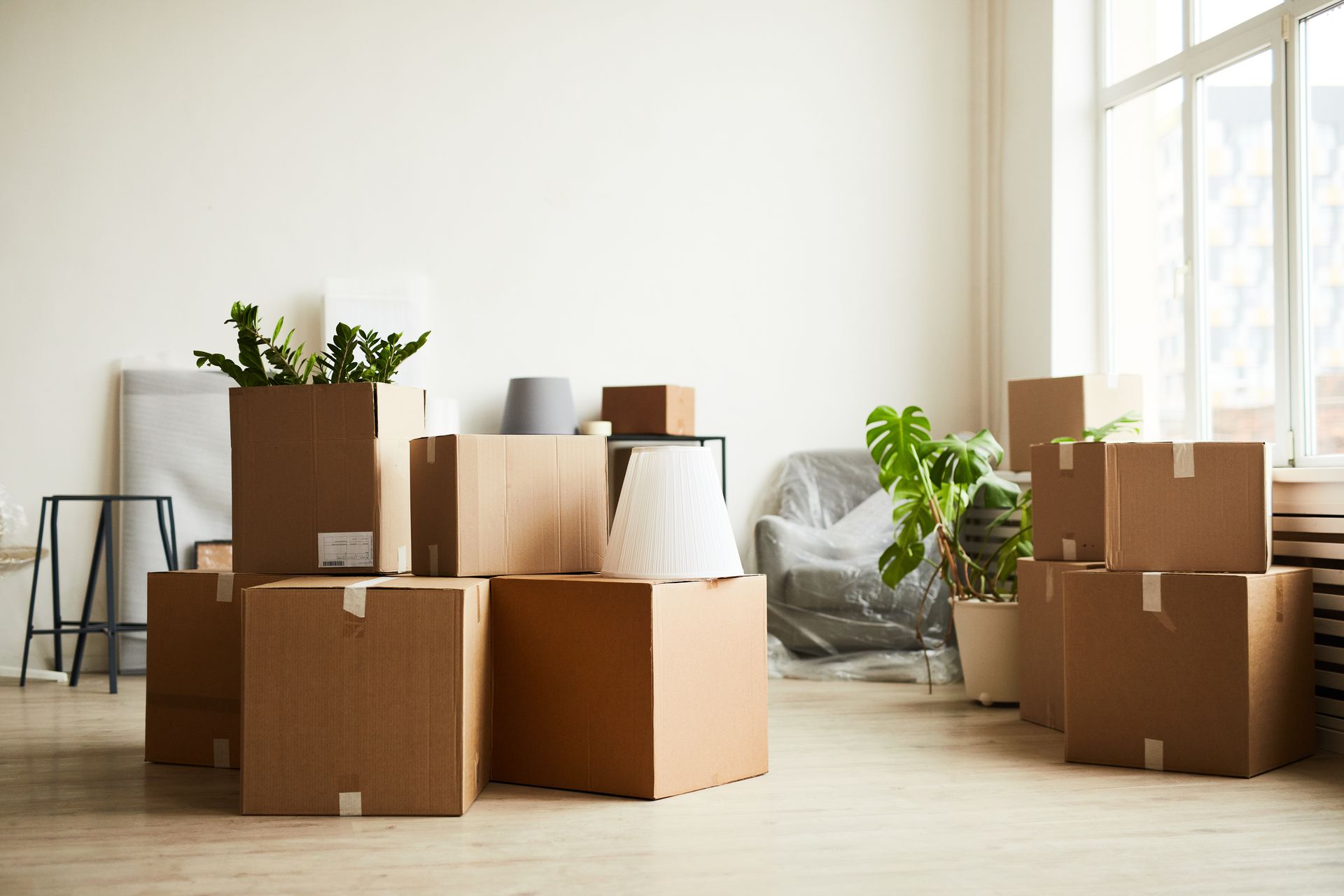 Des cartons ouverts remplis d'articles emballés sont empilés les uns sur les autres dans un entrepôt.