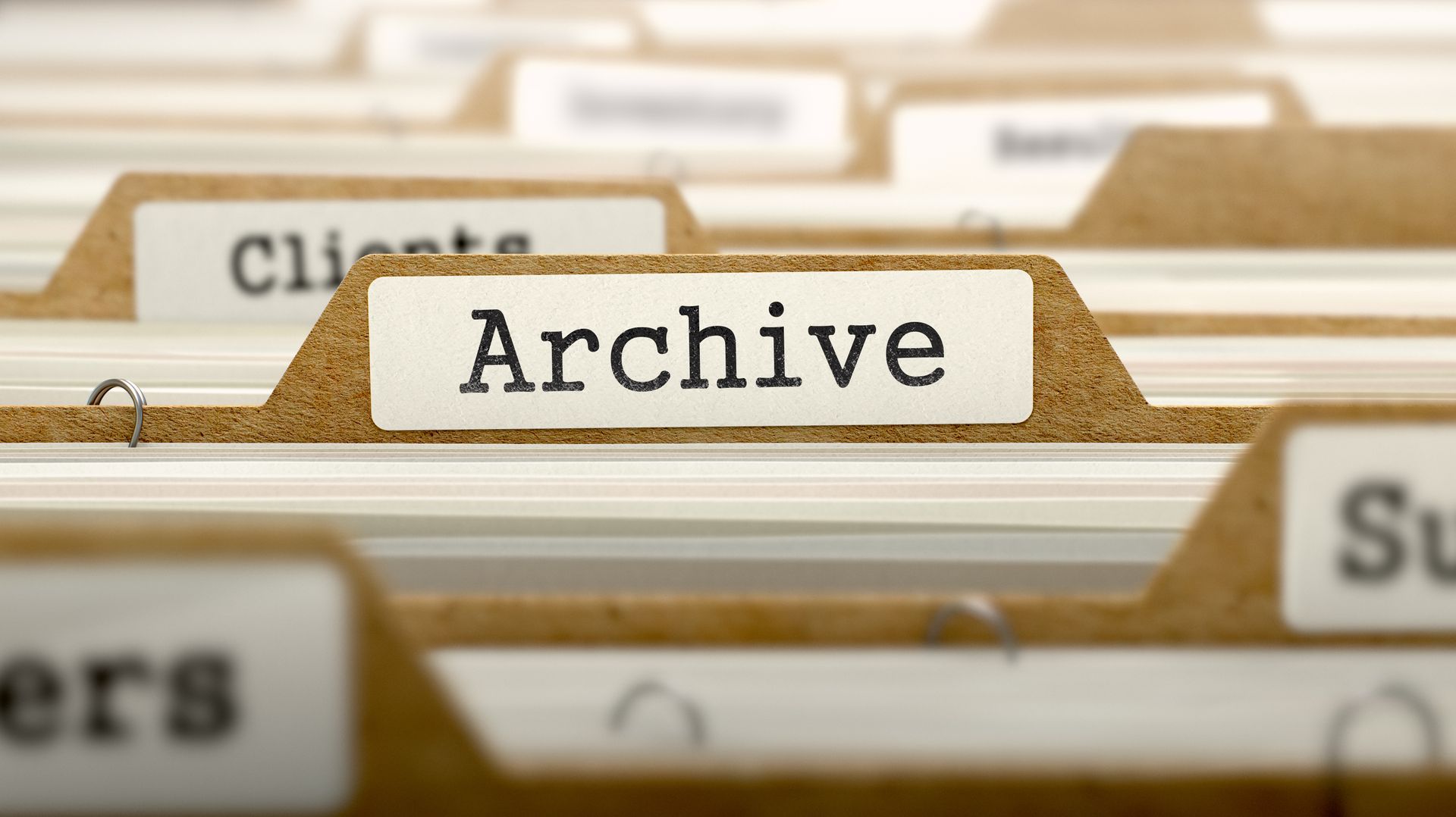 Des chemises en papier kraft étiquetées Archives dans une armoire à dossiers