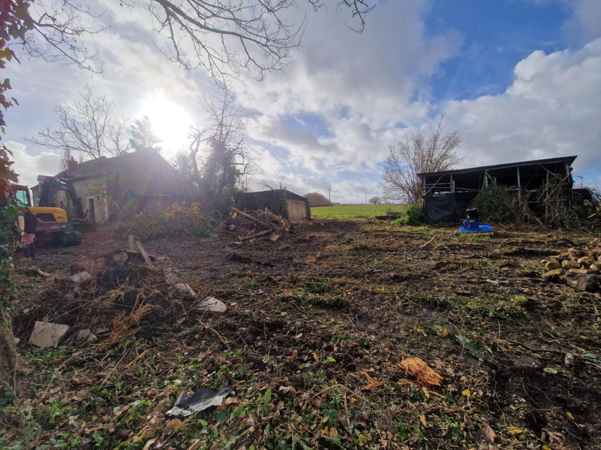 Chantier de démolition avec une pelle