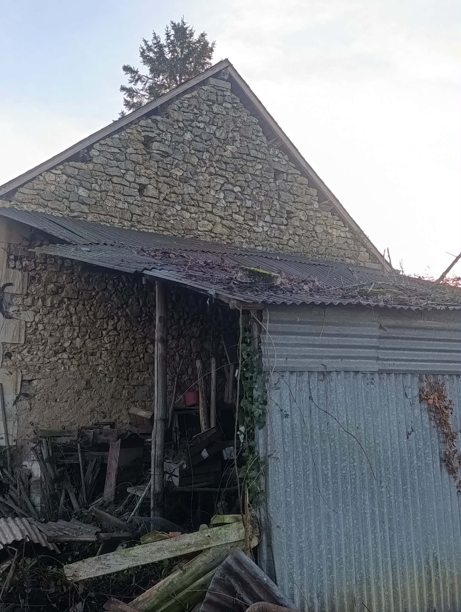Une pelle ramassant des débris après démolition d'un mur