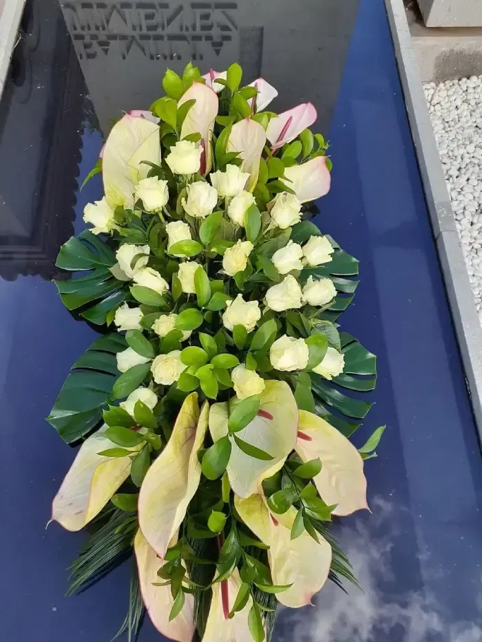 Un ramo de flores está sobre el capó de un coche.