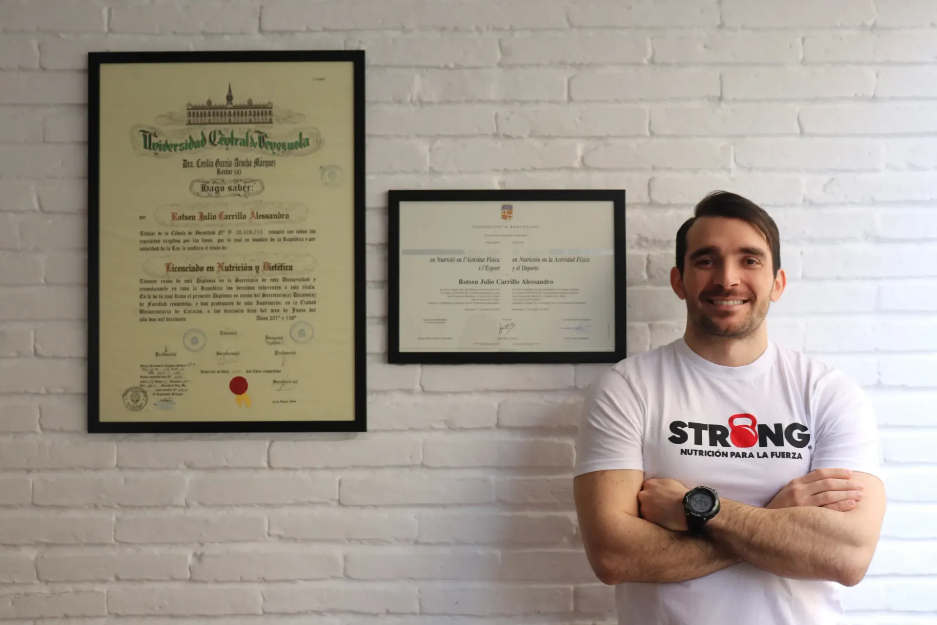 Hombre con camisa blanca que dice 