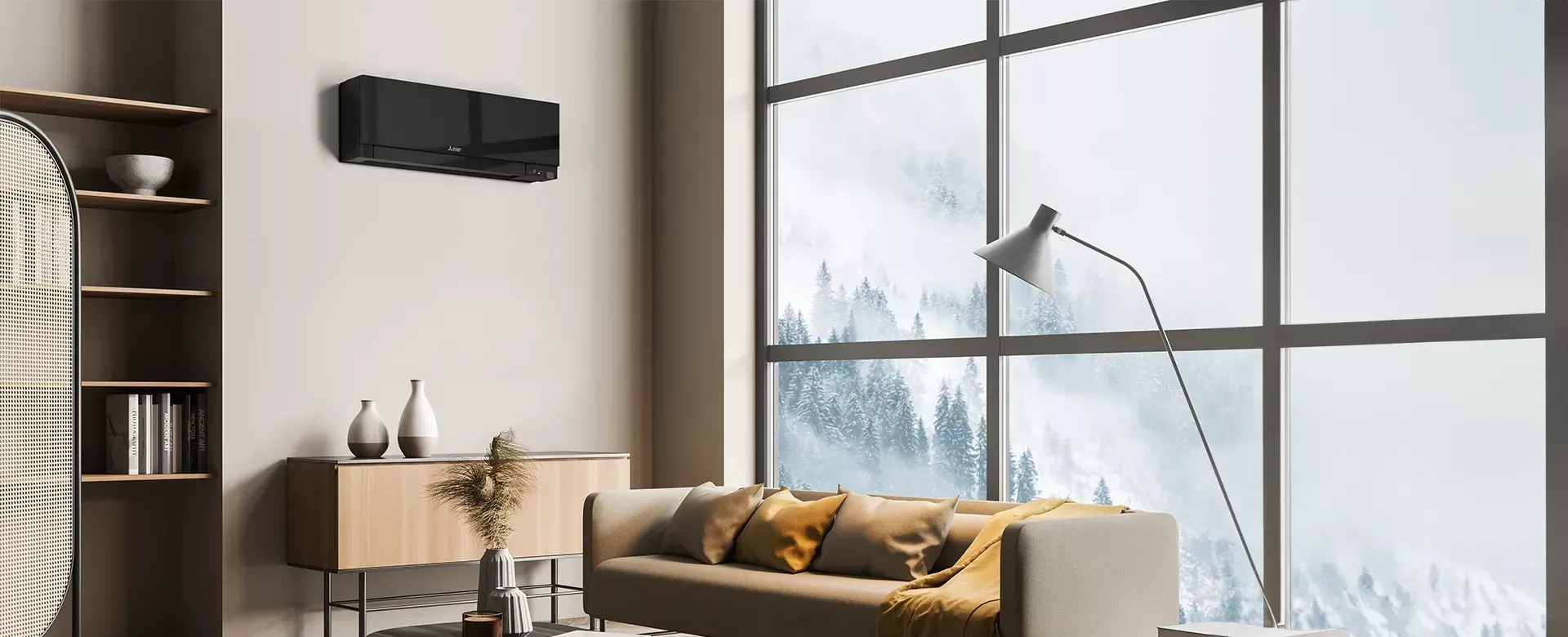 Un salon moderne avec un climatiseur noir fixé au mur, un canapé et une grande fenêtre donnant sur un paysage enneigé.