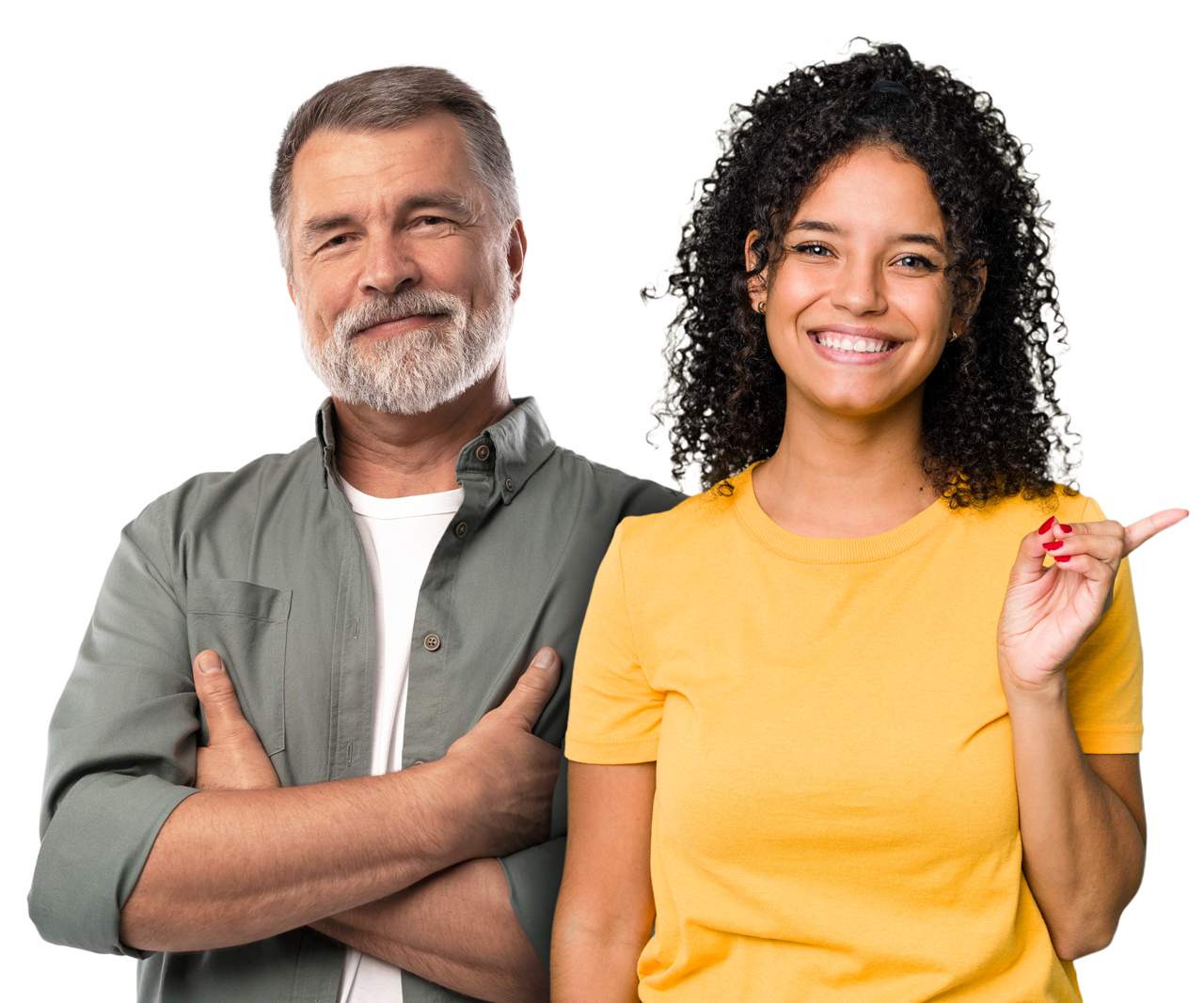 Un homme et une femme sourient, la femme pointant vers la droite, tous deux sur fond blanc.