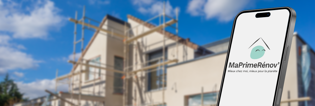 Smartphone affichant un logo, avec un bâtiment en construction en arrière-plan.