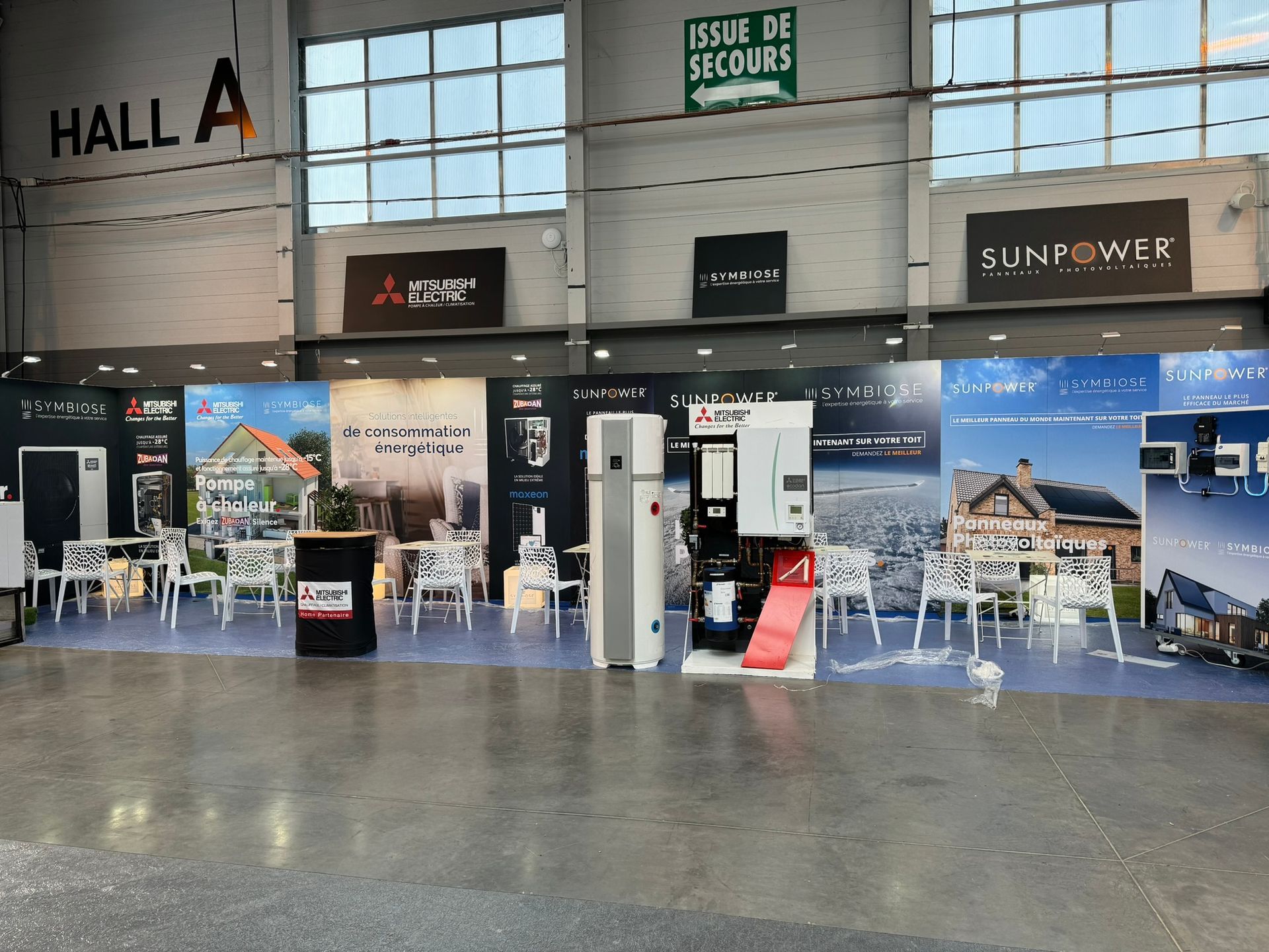 Stands d'exposition avec présentation de produits et image de marque, dans le hall A.