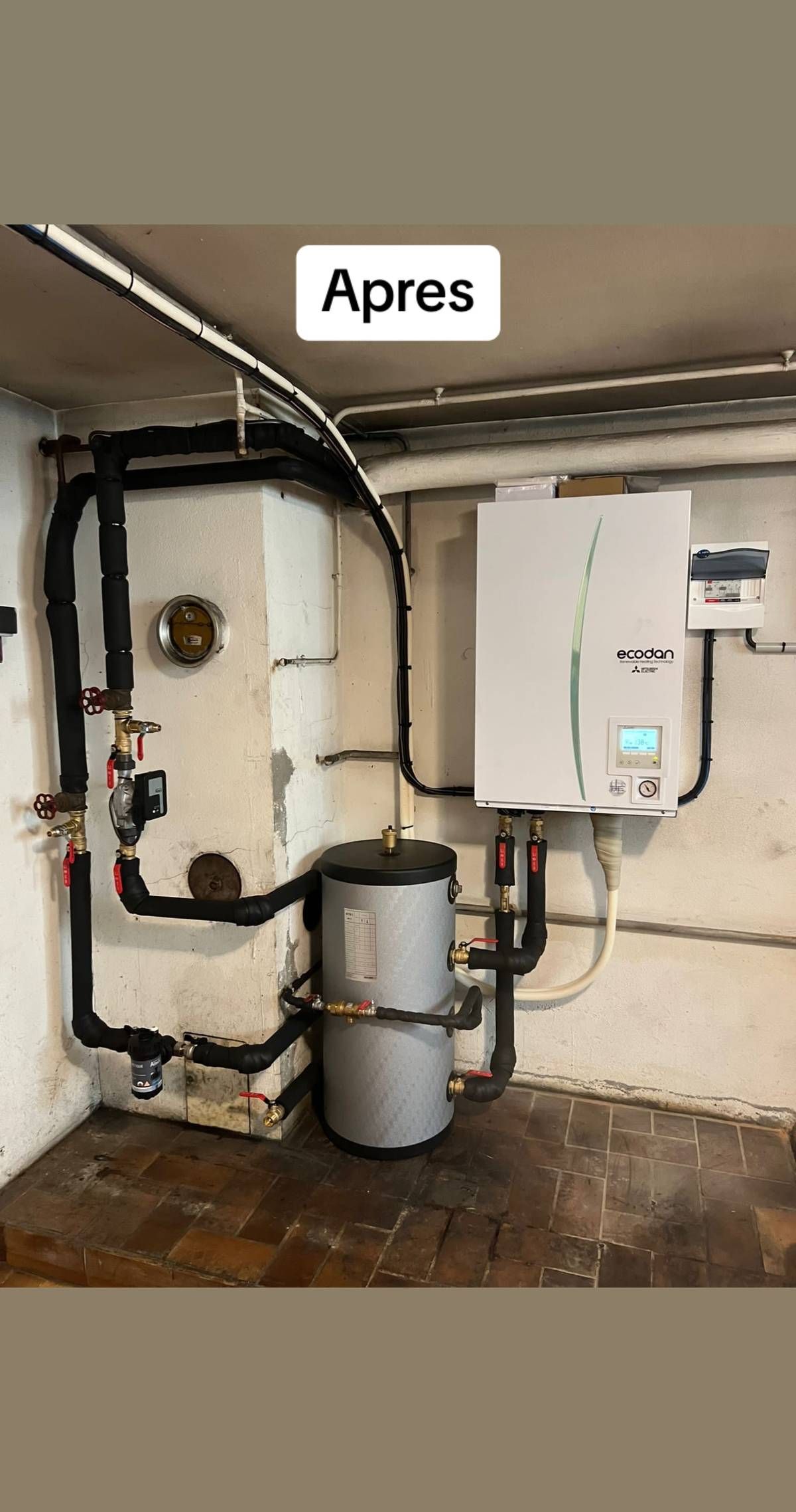 Sous-sol avec les composants du système de chauffage, y compris un chauffe-eau, une chaudière et les tuyaux associés.