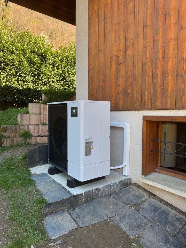 Une unité extérieure de pompe à chaleur air-eau.