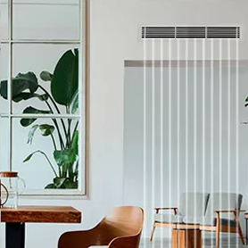 Salon moderne avec bouche d'aération, fenêtre avec plante, table en bois et chaises.