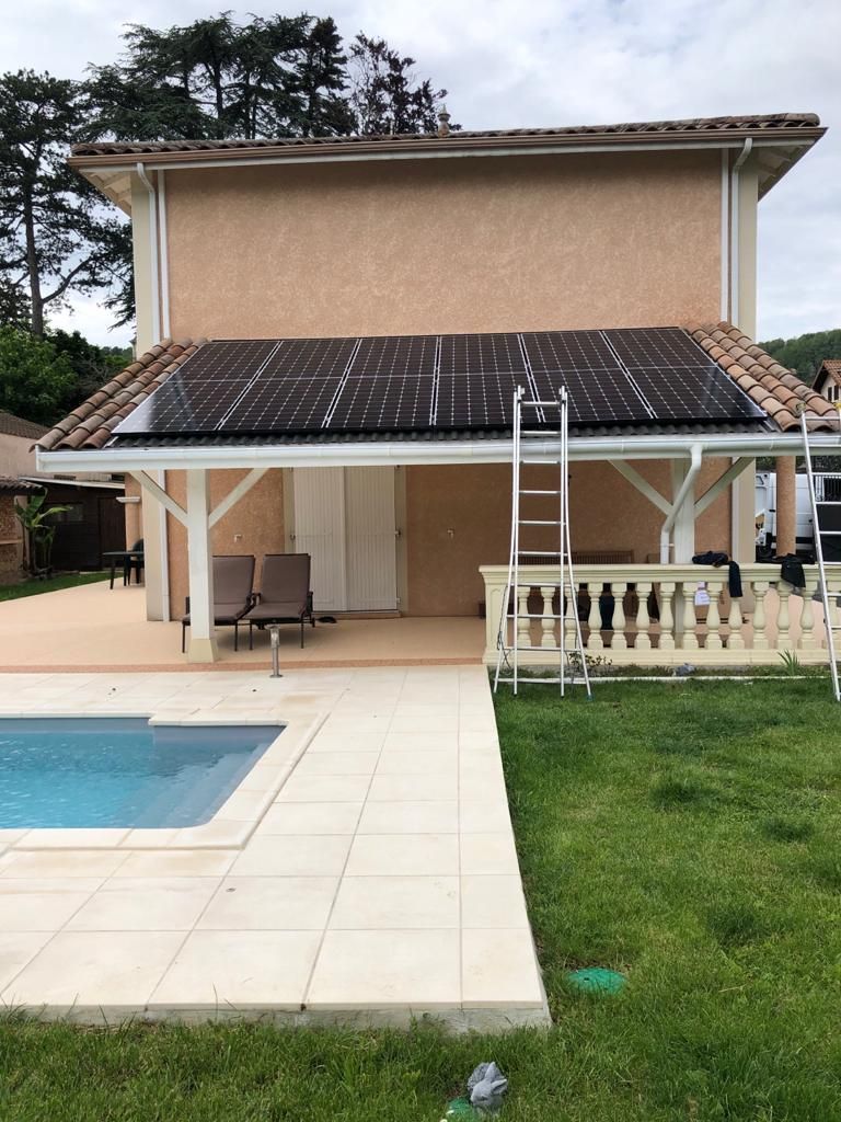 Maison avec panneaux solaires sur le toit, échelle, piscine et pelouse verte.