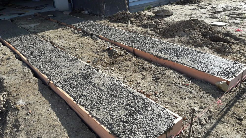 Rangées remplies de béton pour la création d'une allée