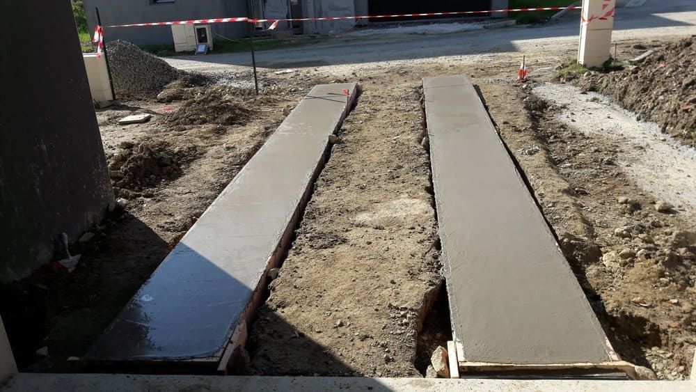 Allée donnant accès à un garage en construction