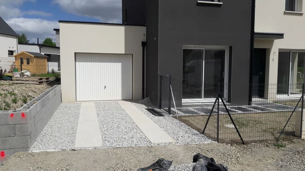 Allée donnant accès à un garage