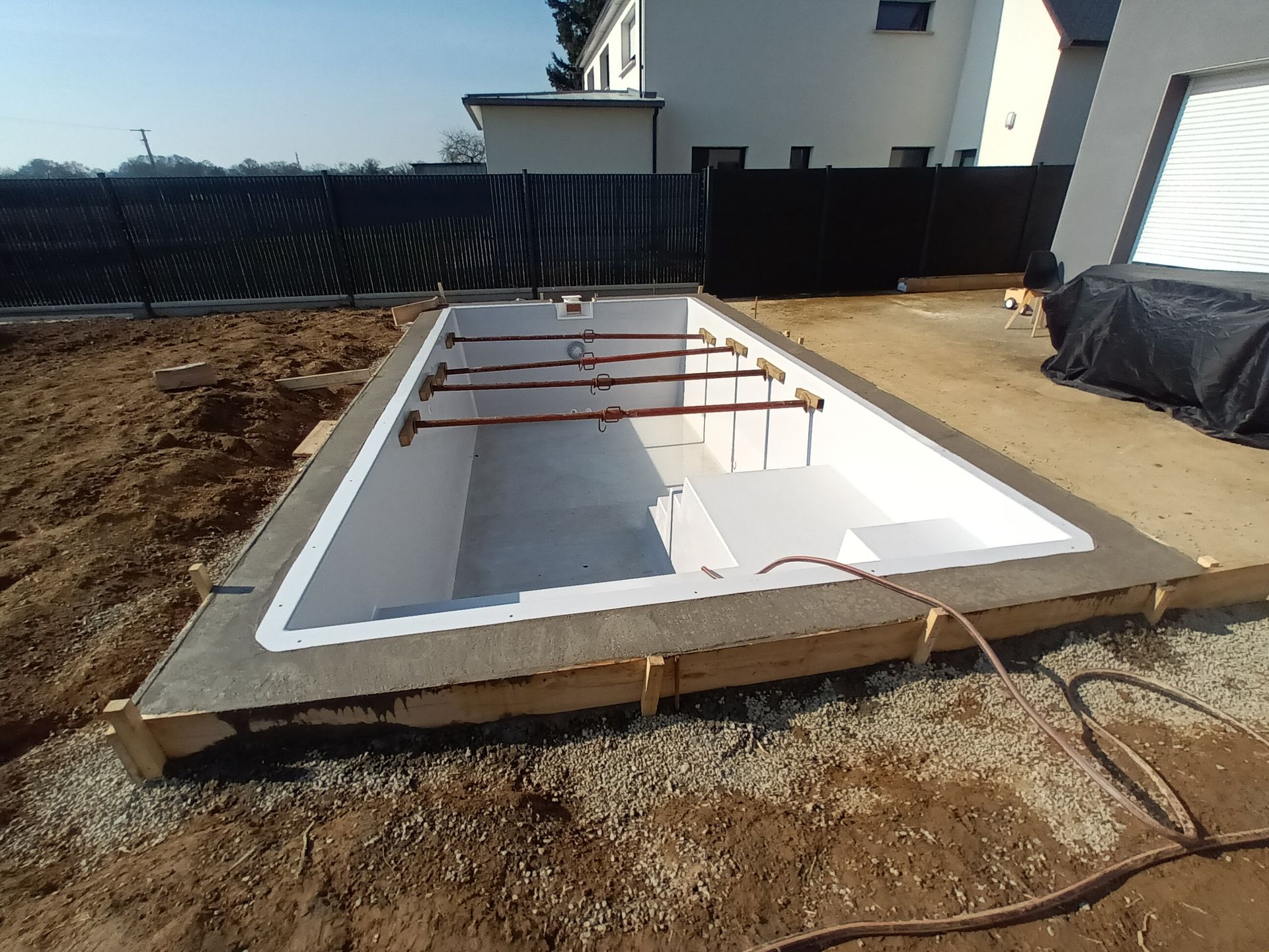 Intérieur d'une piscine vide en construction