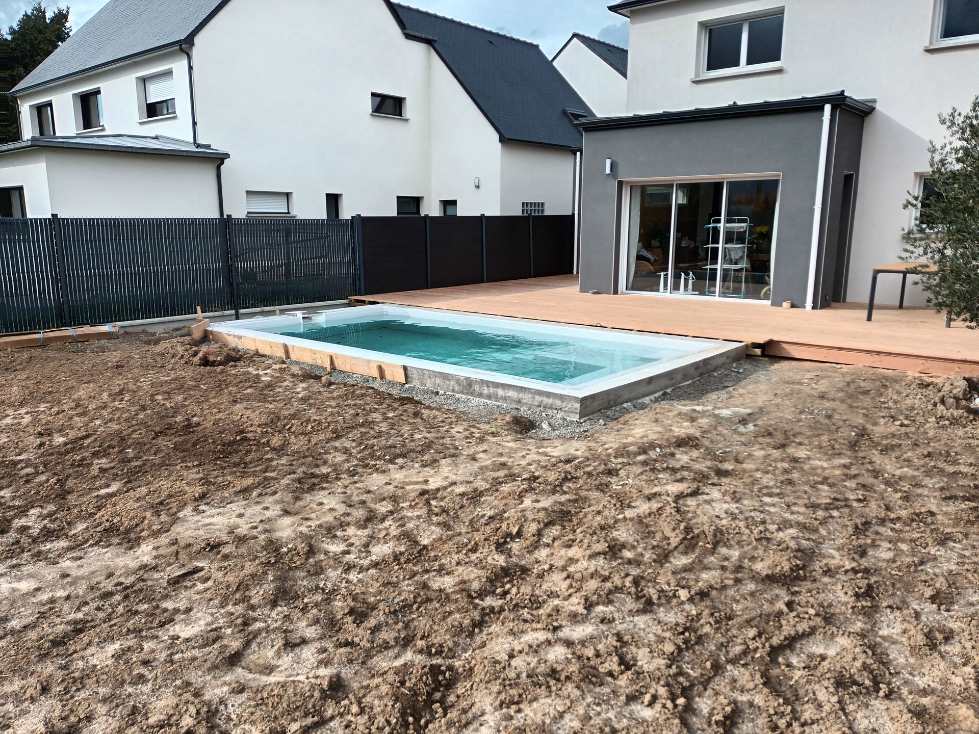 Aménagement d'un jardin autour d'une piscine