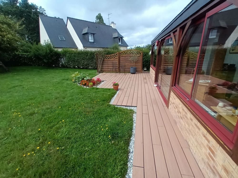 Terrasse en bois donnant sur un patio aux menuiseries rouges