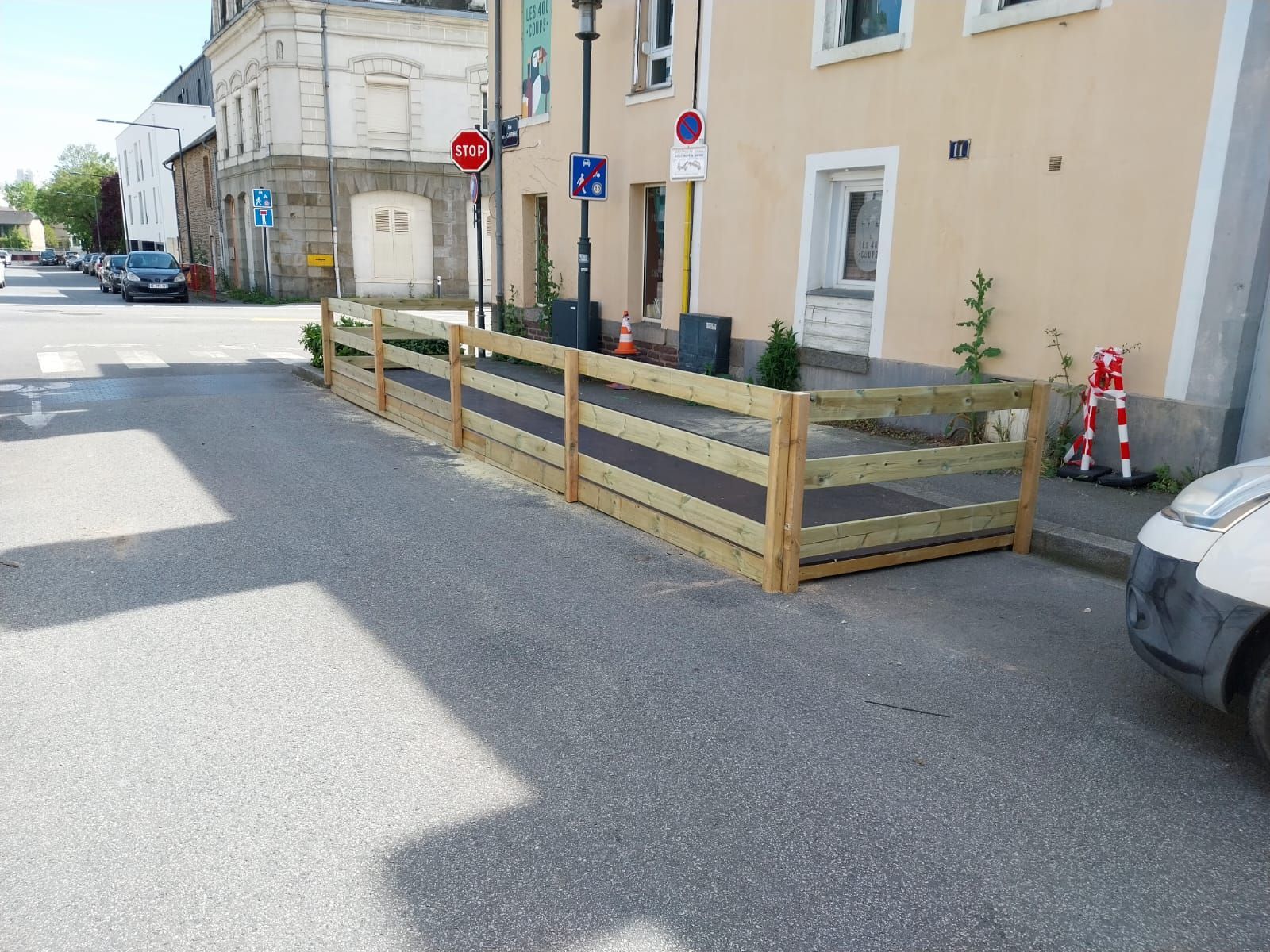 Terrasse de bar Terrasse en contre plaqué noir