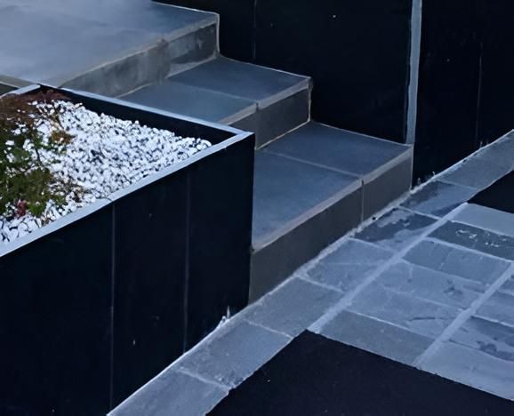 Escaliers extérieurs en béton formant un angle